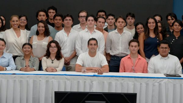 Eugenio Segura dialoga con jóvenes de Quintana Roo