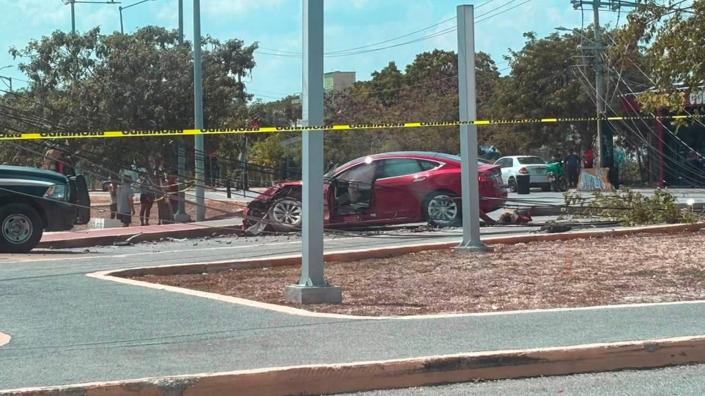 Conductor derriba poste y provoca apagón en Las Torres