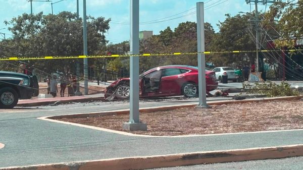 Conductor derriba poste y provoca apagón en Las Torres
