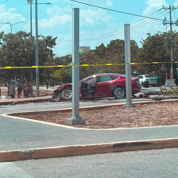 Conductor derriba poste y provoca apagón en Las Torres