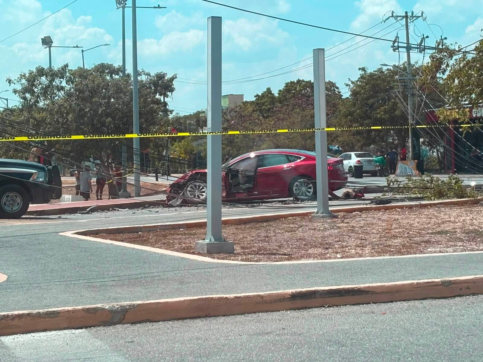 Conductor derriba poste y provoca apagón en Las Torres