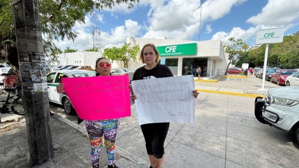 Vecinos protestan por aumento en recibos de luz