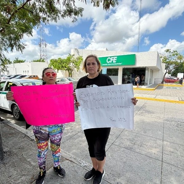 Vecinos protestan por aumento en recibos de luz