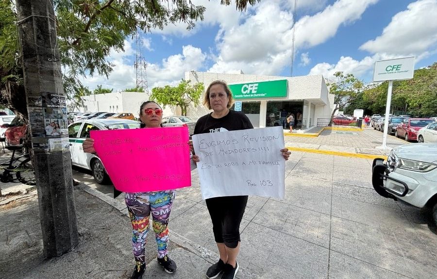 Vecinos protestan por aumento en recibos de luz