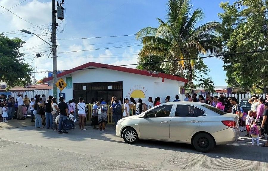 Mochilas y tráfico: así volvió Cancún a clases