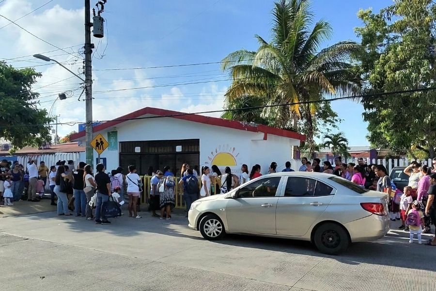 Mochilas y tráfico: así volvió Cancún a clases