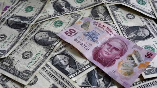 Dólar ronda los 17 pesos este domingo en México