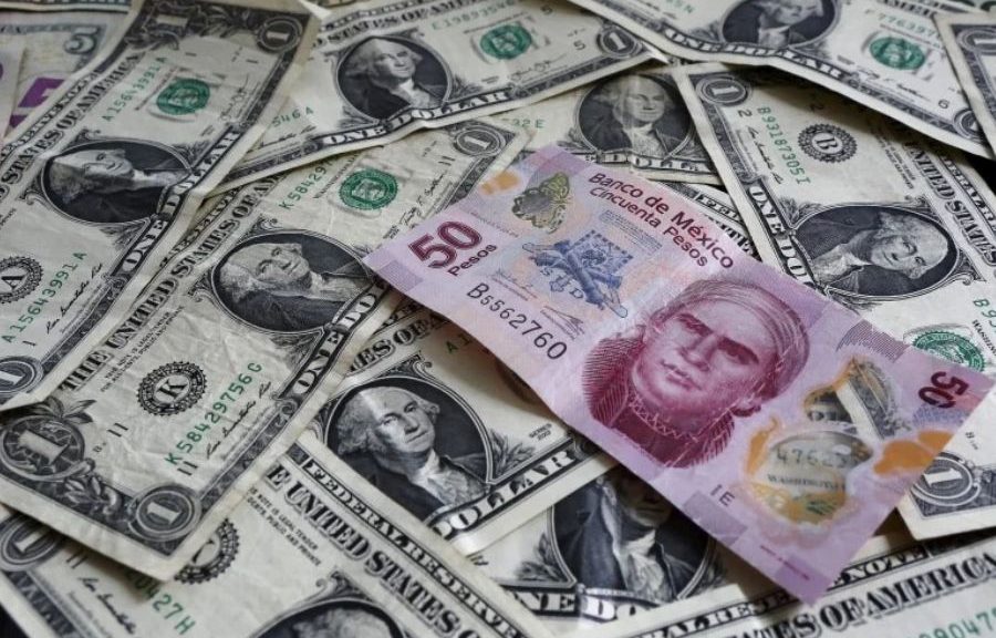 Dólar ronda los 17 pesos este domingo en México