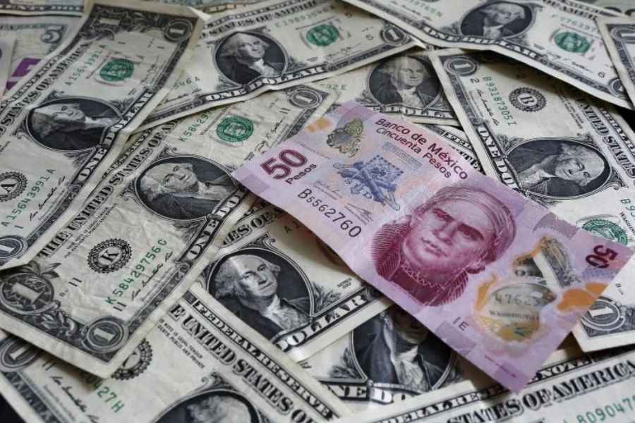 Dólar ronda los 17 pesos este domingo en México