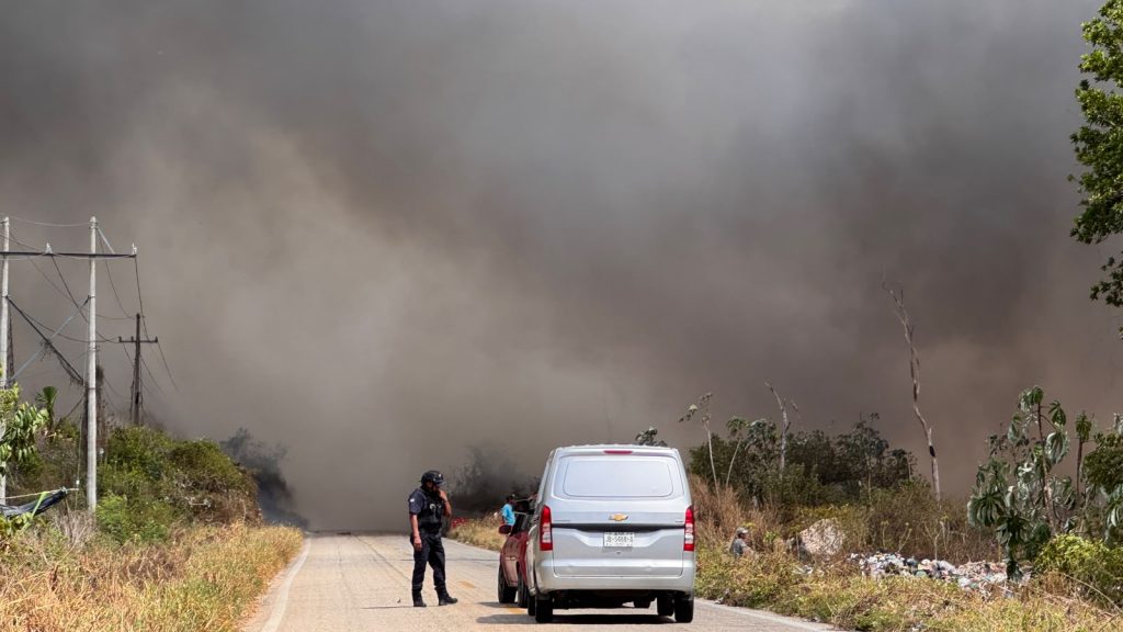 Incendio en basurero complica tránsito en Felipe Carrillo Puerto