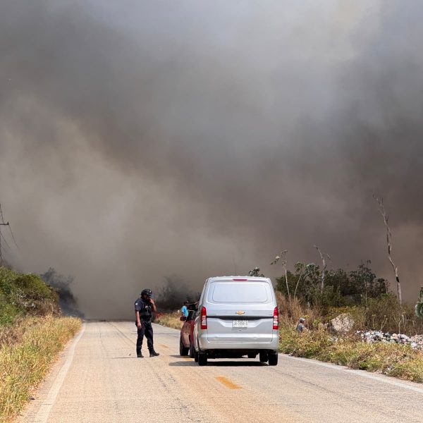 Incendio en basurero complica tránsito en Felipe Carrillo Puerto