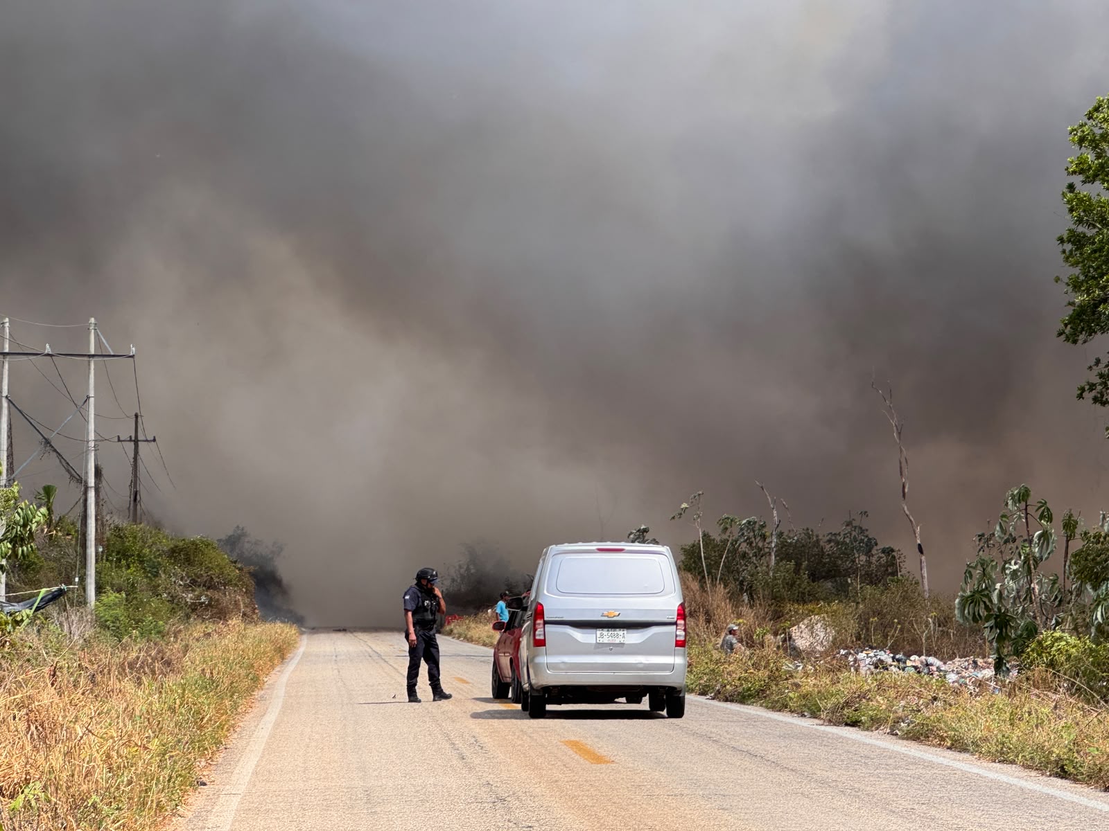 Incendio en basurero complica tránsito en Felipe Carrillo Puerto