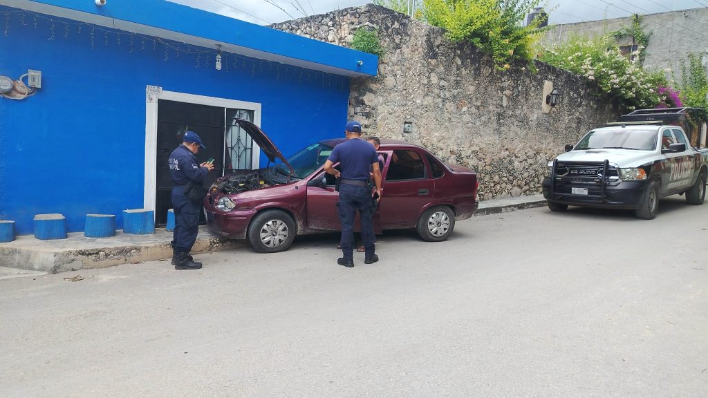 Automóvil se estrella contra vivienda en Tihosuco