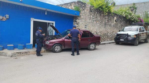 Automóvil se estrella contra vivienda en Tihosuco