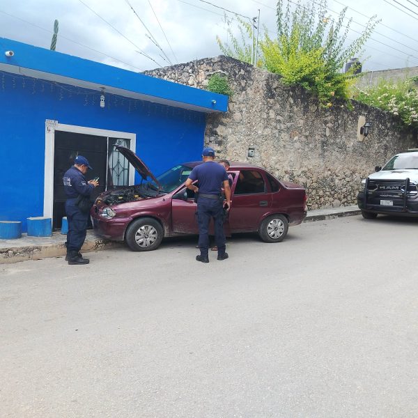 Automóvil se estrella contra vivienda en Tihosuco