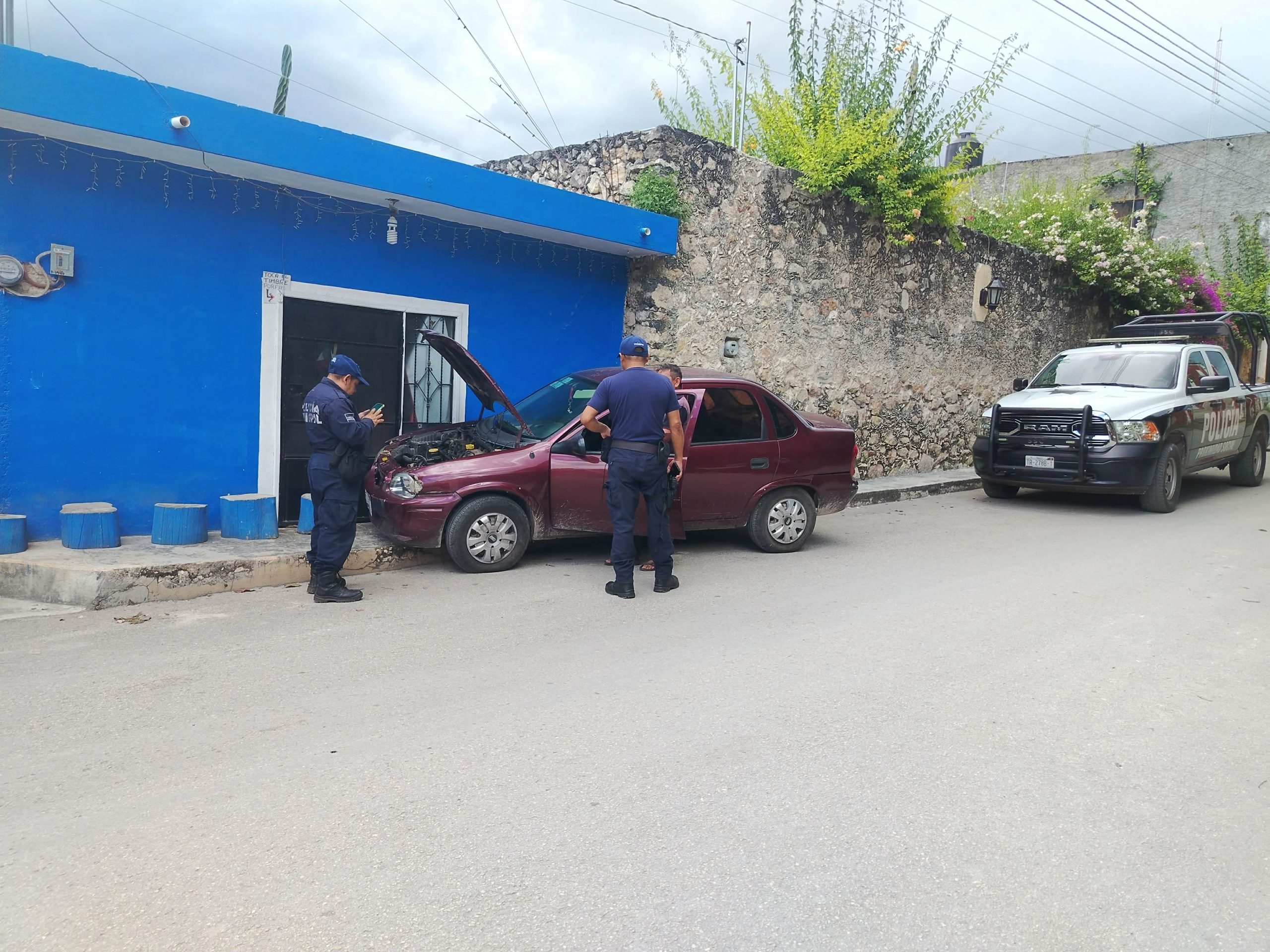 Automóvil se estrella contra vivienda en Tihosuco