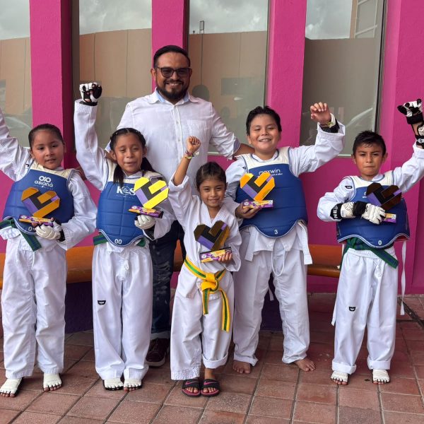 Taekwondoínes de Felipe Carrillo Puerto brillan en Cancún