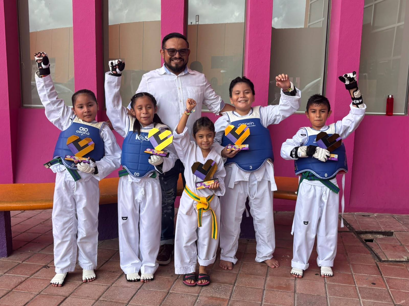 Taekwondoínes de Felipe Carrillo Puerto brillan en Cancún