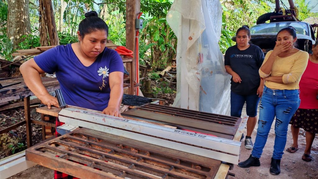 Mujeres mayas de Petcacab llegan a feria nacional