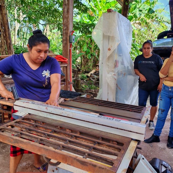 Mujeres mayas de Petcacab llegan a feria nacional