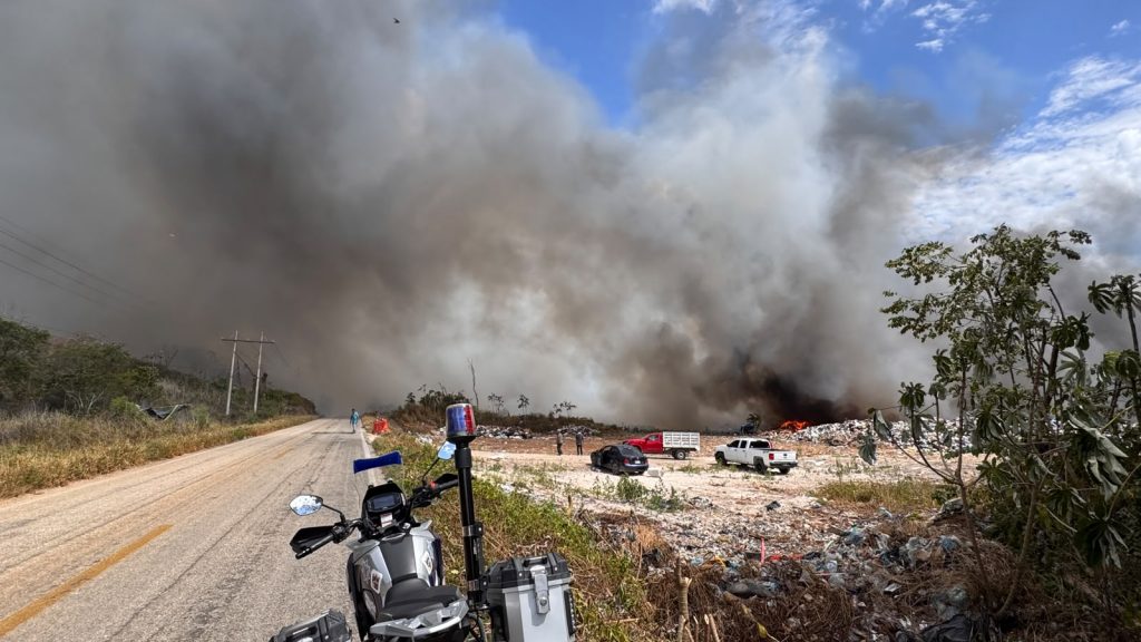 Refuerzan combate al incendio del basurero municipal