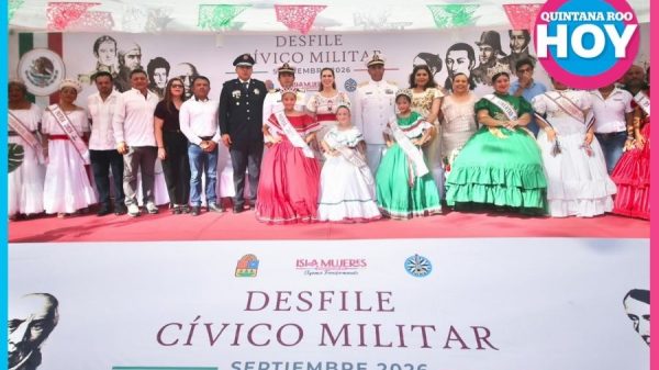 Atenea Gómez encabeza desfile por la Independencia en Isla Mujeres