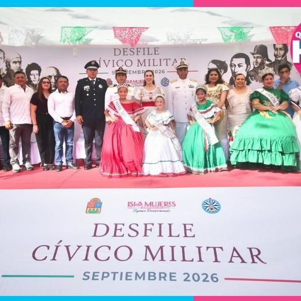 Atenea Gómez encabeza desfile por la Independencia en Isla Mujeres