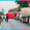 Trailer vuelca y bloquea la carretera Cancún-Leona Vicario