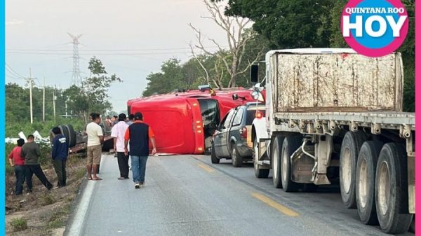 Trailer vuelca y bloquea la carretera Cancún-Leona Vicario