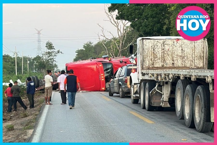 Trailer vuelca y bloquea la carretera Cancún-Leona Vicario
