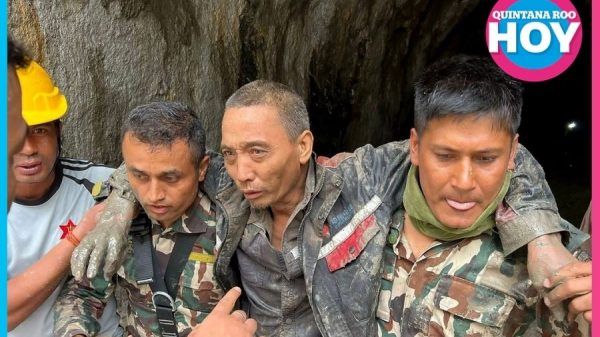 Rescatan con vida a dos trabajadores tras riadas en Nepal