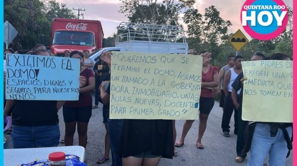 Padres de familia bloquean carretera por ausencia de recursos en escuela