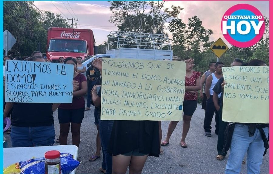 Padres de familia bloquean carretera por ausencia de recursos en escuela