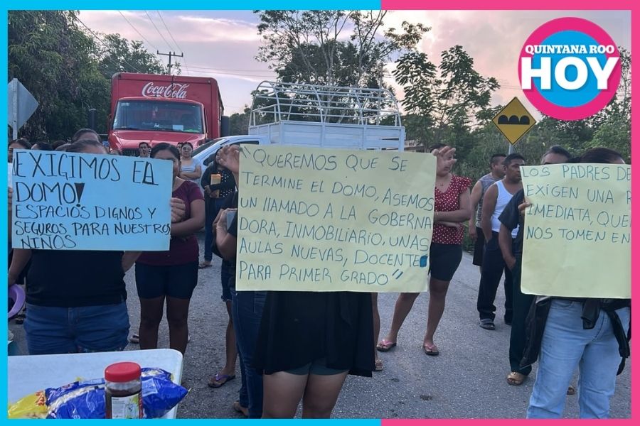 Padres de familia bloquean carretera por ausencia de recursos en escuela