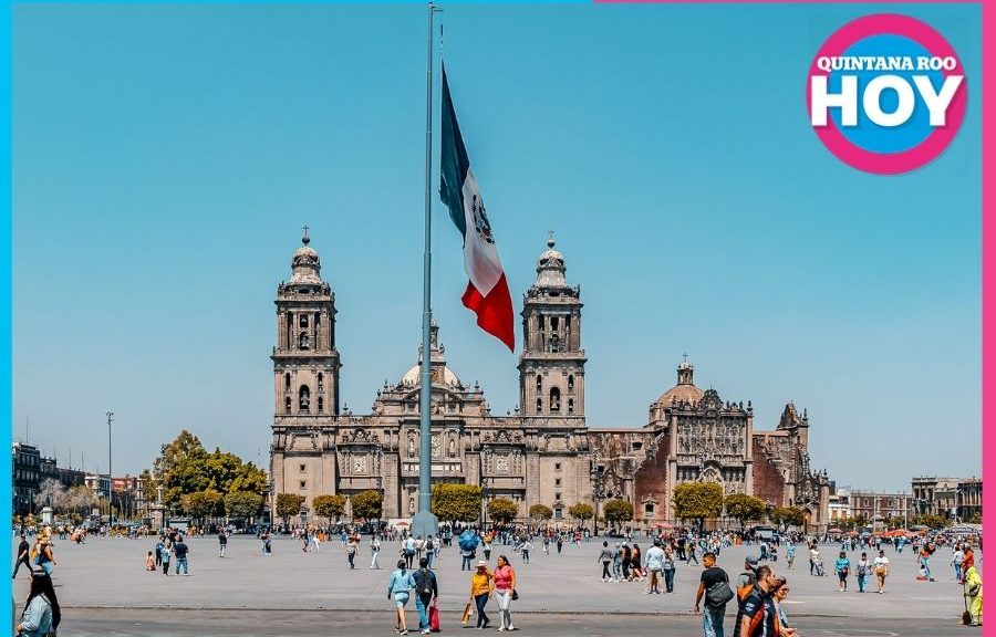 Sheinbaum encabeza desfile militar: 99 aeronaves sobre el zócalo