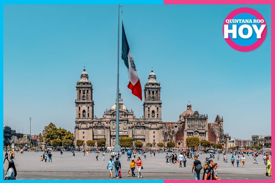 Sheinbaum encabeza desfile militar: 99 aeronaves sobre el zócalo