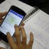 Padres respaldan regulación de celulares