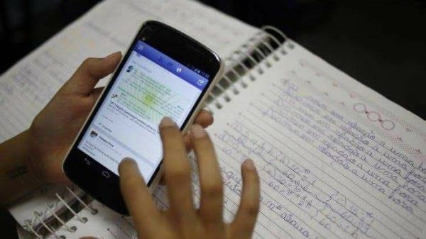 Padres respaldan regulación de celulares