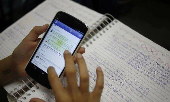 Padres respaldan regulación de celulares