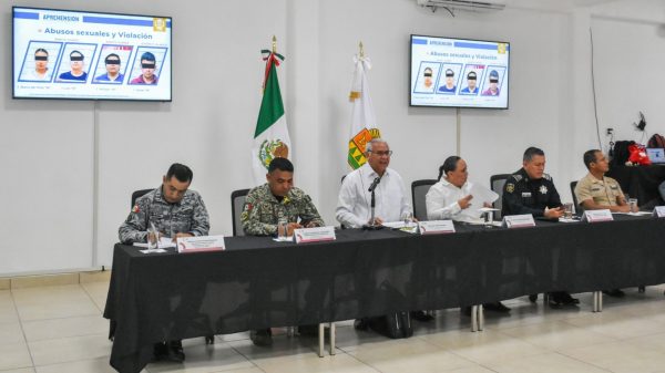 Detienen a 4 policías por desaparición de jóvenes