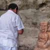 Colocan escultura maya en cenote de Sacalaca