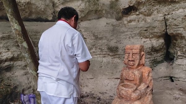 Colocan escultura maya en cenote de Sacalaca