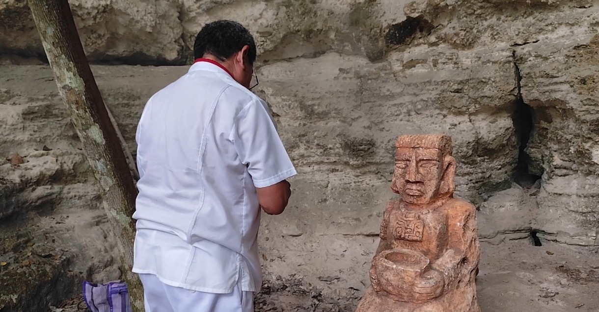 Colocan escultura maya en cenote de Sacalaca