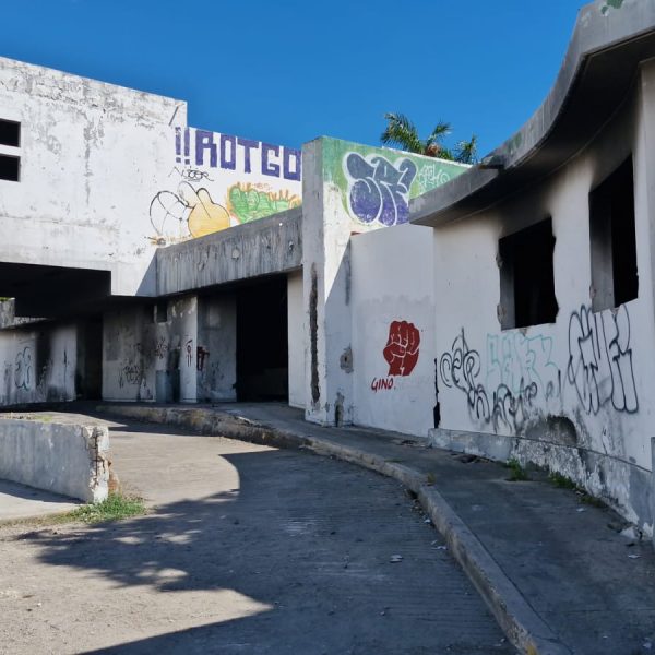 Demuelen antiguo Hospital General de Cancún tras 10 años