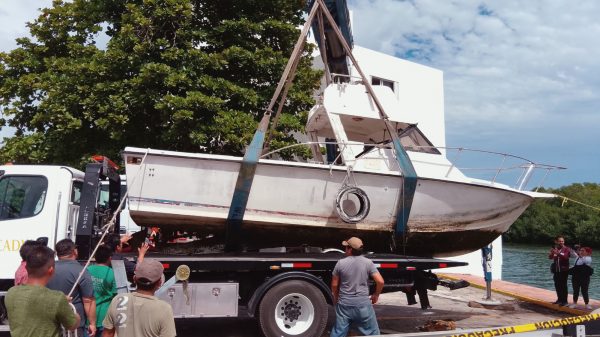 Retiran embarcaciones abandonadas de laguna Nichupté