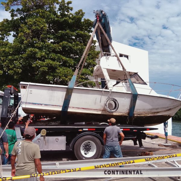 Retiran embarcaciones abandonadas de laguna Nichupté