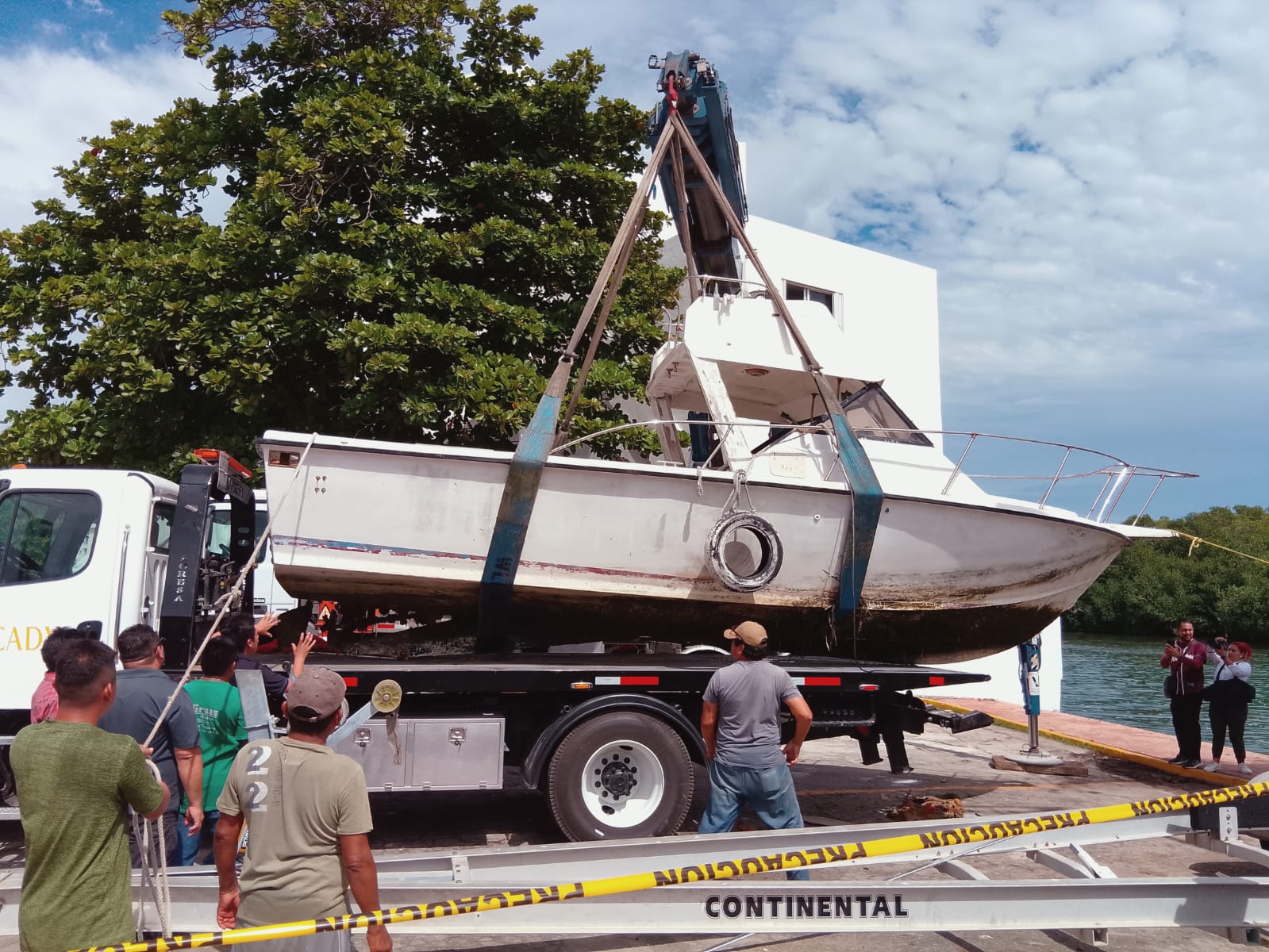 Retiran embarcaciones abandonadas de laguna Nichupté