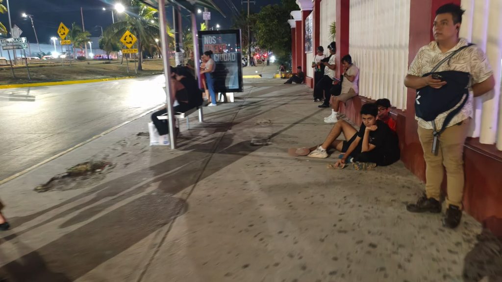 Paradero de las Américas esperando transporte