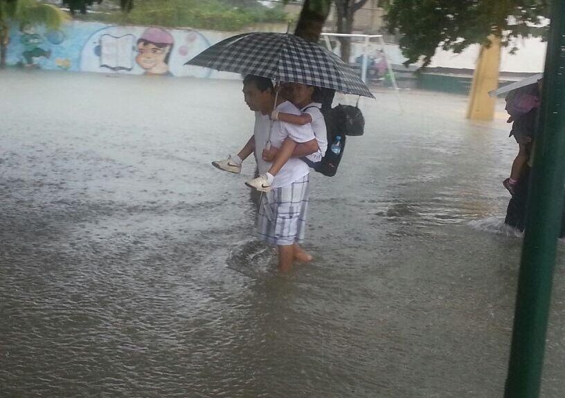 Lluvias disparan ausentismo escolar al 86% en Cancún