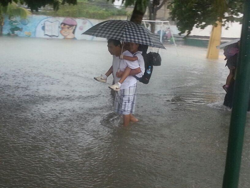 Lluvias disparan ausentismo escolar al 86% en Cancún